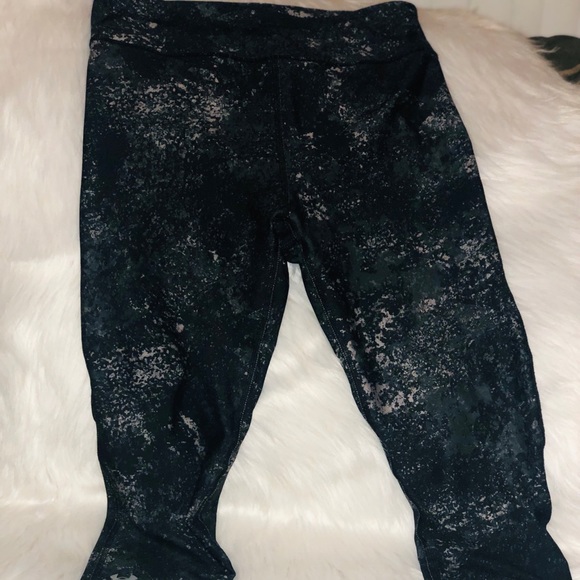 SOLD - Under Armour Womens Black Patterned Crop - Picture 2 of 7